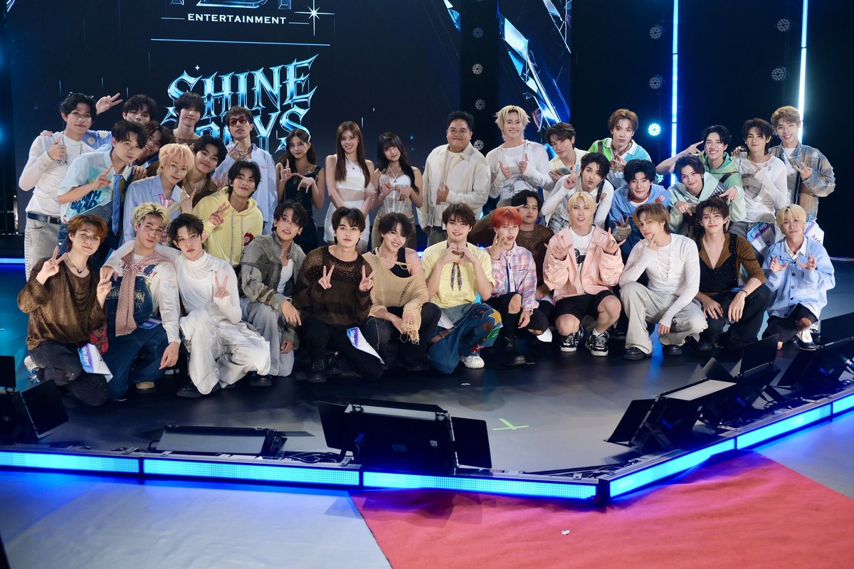 Hello_asian's tweet photo. “SHINE BOYS” เดินหน้าความเข้มข้นในรอบ Knock Out Stage 2
คัดเหลือ 20 คนสุดท้าย ลุ้นไลน์อัปเดบิวต์
#HSTentertainment #Shineboys #Ch3 #Channel3 #ShineBoysStage2 #SHINEBOYS2ndStage
https://t.co/80YvUMvRVW
กระแสแรงต่อเนื่องสำหรับ SHINE BOYS รายการเรียลลิตี้ไอดอลเซอร์ไววัลของไทย ผลิตโดย Honey Sugar Thailand กับภารกิจเฟ้นหาบอยกรุ๊ปเจเนอเรชันใหม่ที่พร้อมก้าวสู่แถวหน้า T-POP โดยรายการไม่ได้เป็นเพียงเวทีประกวดความสามารถทั่วไป แต่เป็นวาไรตี้เชิงเรียลลิตี้ที่เปิดโอกาสให้ผู้ชมได้ติดตามเส้นทางการเติบโตของเหล่าเทรนนี (trainee) อย่างใกล้ชิด ตั้งแต่วันแรกของการออดิชัน การฝึกฝนอย่างหนัก การแข่งขันอันดุเดือด ไปจนถึงแรงกดดันภายใต้แสงสปอตไลต์ ซึ่งทุกช่วงเวลาถือเป็นบทพิสูจน์ของความพยายามและความมุ่งมั่นเพื่อก้าวสู่การเดบิวต์อย่างสมศักดิ์ศรี
สำหรับการแข่งขันในรอบ Knock Out Stage 2 เมื่อวันที่ 25 กุมภาพันธ์ที่ผ่านมา ความเข้มข้นพุ่งถึงขีดสุด เมื่อผู้เข้าแข่งขันทั้ง 30 คนต้องขึ้นเวทีในรอบชี้ชะตา โชว์ศักยภาพทั้งด้านการร้อง การเต้น และเพอร์ฟอร์มแมนซ์เต็มรูปแบบ โดยมีการคัดออกถึง 10 คน เหลือเพียง 20 คนสุดท้ายที่ได้ไปต่อบนเส้นทางสู่ไลน์อัปเดบิวต์
การแข่งขันในรอบ SHINE BOYS PK 2 เป็นการประชันของ 4 ทีม ที่นำเสนอทั้งผลงานเพลงใหม่ของรายการซึ่งแสดงเป็นครั้งแรก และการคัฟเวอร์เพลงฮิตในสไตล์ที่แตกต่าง ได้แก่ DD Group กับเพลง “Day Pop” และ C-tos Group กับเพลง “93110” ซึ่งเป็นเพลงใหม่ของ SHINE BOYS ขณะที่ Thap Group นำเสนอเพลงคัฟเวอร์ “ที่รักครับ (Darling)” และ Ellfa Group กับเพลงคัฟเวอร์ “เป๊ะ (Perfect)” สร้างสีสันและความหลากหลายทางดนตรีให้กับเวทีอย่างเต็มอิ่ม
การตัดสินในรอบนี้ใช้ระบบประเมินอย่างเข้มงวดจาก 3 กลุ่มหลัก ได้แก่ ‘Professional Guest Mentors’ ที่สัปดาห์นี้ได้ศิลปินชื่อดังมากประสบการณ์ “โดม จารุวัฒน์” , “ซีดี กันต์ธีร์” และศิลปินรุ่นพี่ BNK48 “ฮูพ-แพนเค้ก-ป๊อปเป้อ” มานั่งเก้าอี้ประเมินทักษะทางเทคนิคและความสามารถระดับมืออาชีพ ทั้งการควบคุมเสียงร้อง การเต้น และการแสดงบนเวที รวมไปถึง ‘Media Guests’ ที่พิจารณาศักยภาพทางการตลาดและเสน่ห์เฉพาะตัว ตลอดจน ‘ผู้ชมออนไลน์และผู้ชมในสตูดิโอ’ ที่ร่วมโหวตจากความสามารถในการเชื่อมต่อกับผู้ชมและเสน่ห์โดยรวมของผู้เข้าแข่งขัน
แฟน ๆ สามารถติดตามความเคลื่อนไหวของ SHINE BOYS ได้ผ่านทุกช่องทางออฟฟิเชียล ทั้ง TikTok, Instagram, X และ YouTube พร้อมรับชมรายการทุกวันอังคาร เวลา 22.30 น. ทาง ช่อง 3HD และรับชมย้อนหลังได้ทาง 3Plus รวมถึง YouTube: SHINE BOYS OFFICIAL