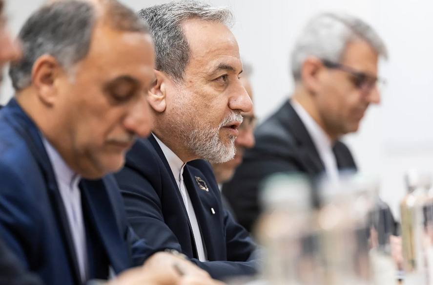 عاجل تعليق المفاوضات الإيرانية الأمريكية في جنيف للتشاور على أن تستأنف مساء اليوم.. الوسيط العماني: تبادلنا أفكارا مبتكرة وإيجابية 