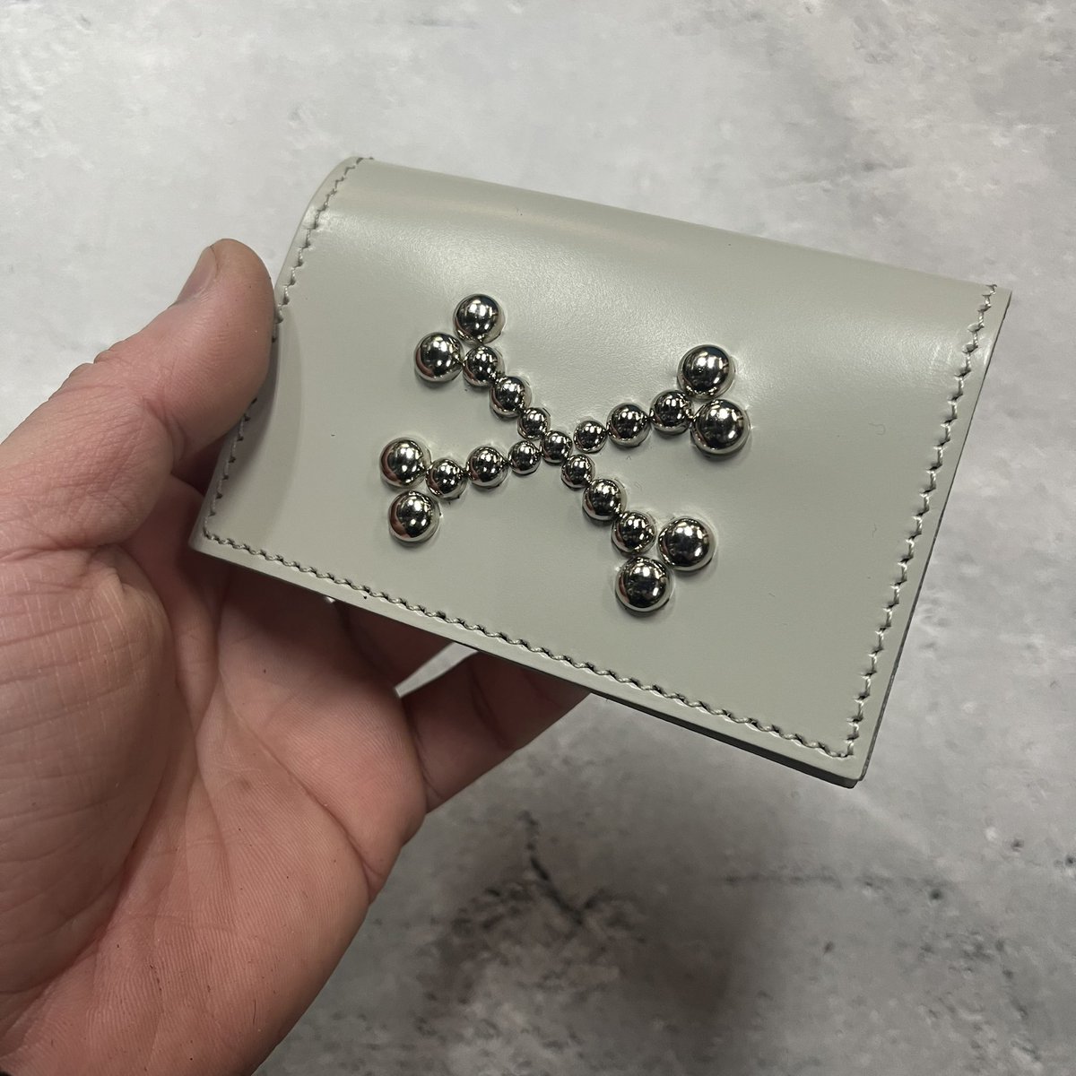 お客様オーダーのクロスボーンスタッズデザインのカードケースです