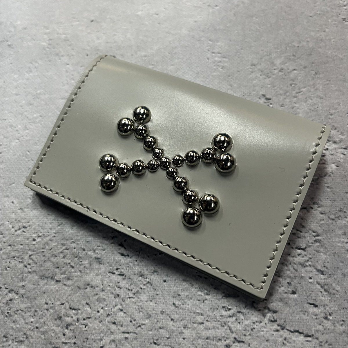 ハンドメイドカバー お客様オーダーのクロスボーンスタッズデザインのカードケースです