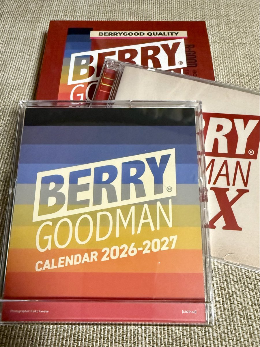 coco_berry6688's tweet photo. ベリグの限定盤CD届きました🙌
カレンダーのケース両面に擦り傷が数カ所ありました💦
カレンダー飾る時にケースを裏返すので…。
傷は見えなくなるので許容範囲です👍

手作業なのか？もう少し丁寧に取り扱って欲しかったです☺️
木製のカードスタンドを購入するかもです😊 https://t.co/8zzLrCwHOs