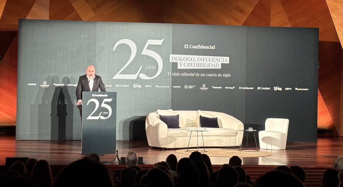 antodepadua's tweet photo. “El periodismo es hoy más imprescindible que nunca”, señala @nachocardero en el 25 aniversario de @elconfidencial Y es que solo el #periodismo libre e independiente podrá superar el reto de mantener la credibilidad y la confianza en un escenario de desinformación creciente https://t.co/Mq7fysVC5p