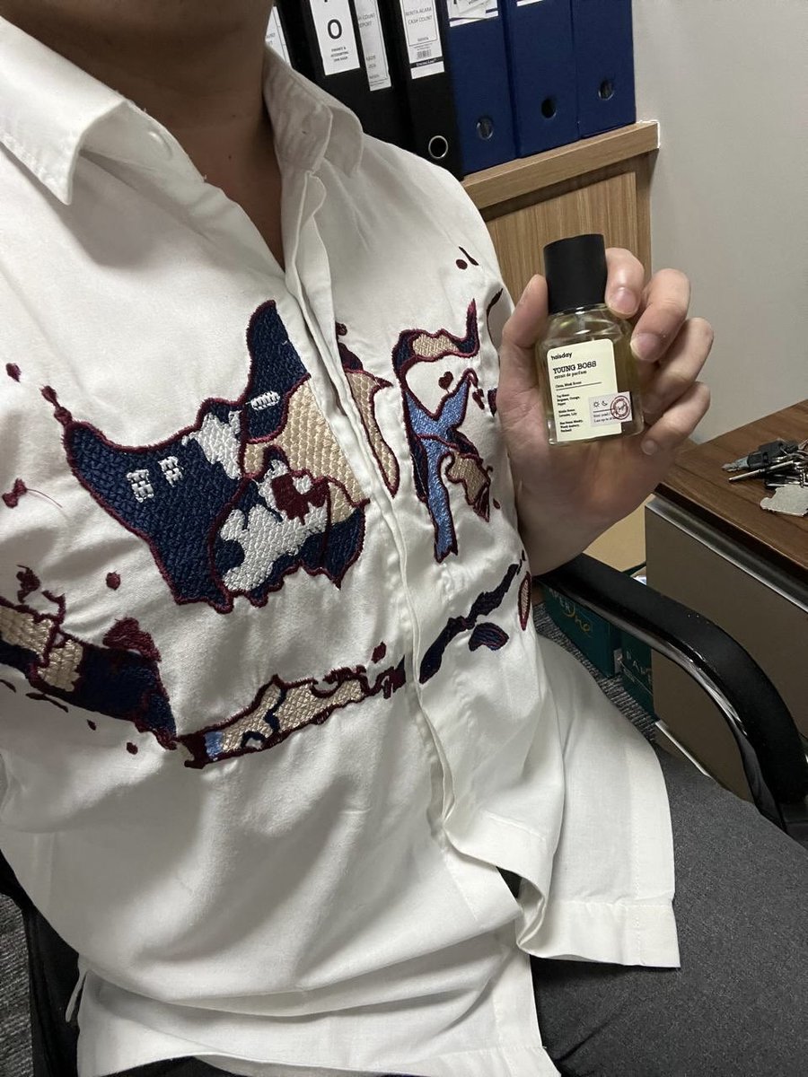 ultearsimp's tweet photo. Kepo banget karena banyak yang bahas parfum ganteng ini. Pas cobain ternyata emang seenak itu, wanginya perfect buat daily use dan vibe-nya beneran bikin auto feel like a Young Boss! 😎🥰 https://t.co/jo4XpPGUvF