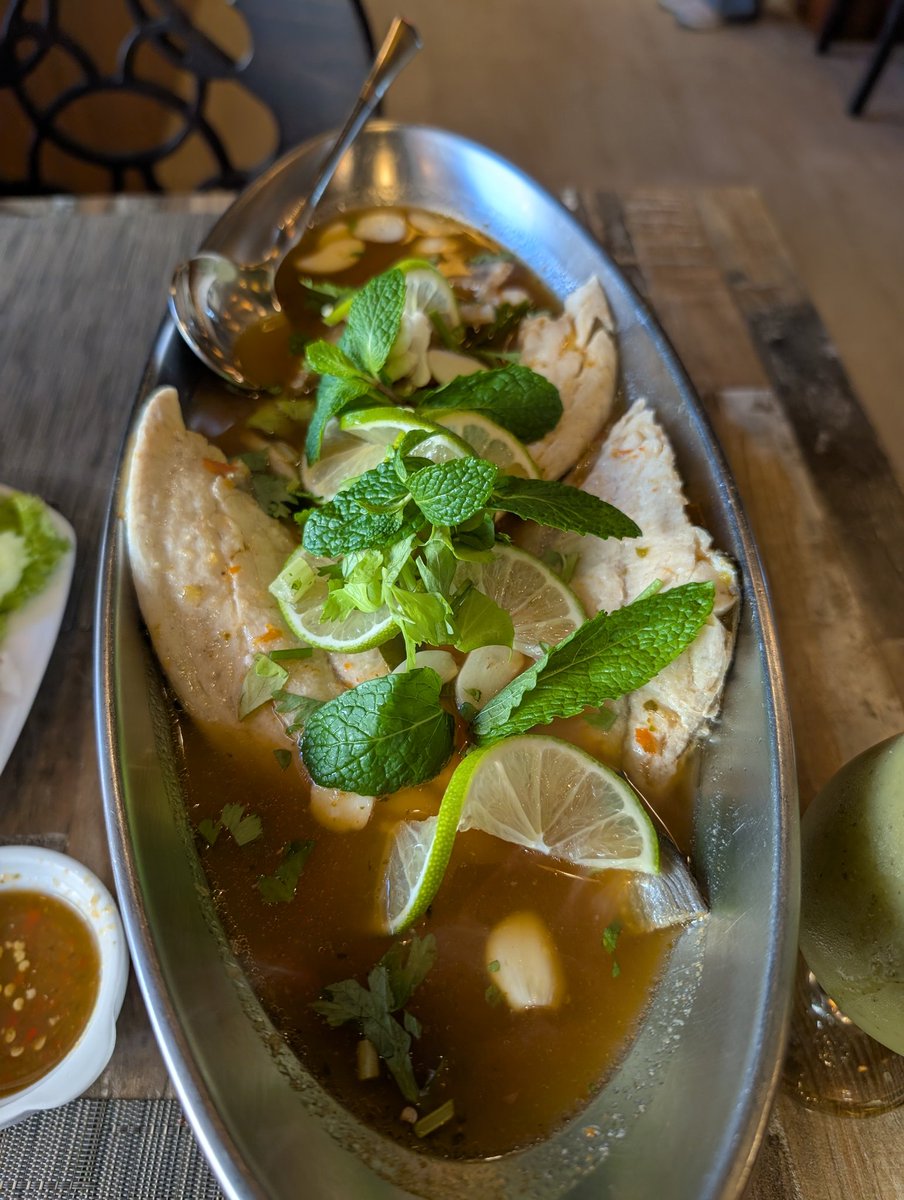 #dagensmiddag ble Tøm Yøm Seafood soup, fried soft shell crab og spicy seabass. Gøtt gett 9,5/10.