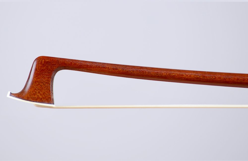 BenningViolins's tweet image. We are pleased to offer this fine #violin #bow crafted in 1925 by #bowmaker Victor Fetique for examination, trial and purchase. #violinist

Its strength and responsiveness allow the instrument to project with great depth and richness. 🎻

Learn more: benningviolins.com/fine-violin-bo…