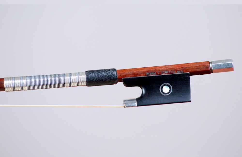 BenningViolins's tweet image. We are pleased to offer this fine #violin #bow crafted in 1925 by #bowmaker Victor Fetique for examination, trial and purchase. #violinist

Its strength and responsiveness allow the instrument to project with great depth and richness. 🎻

Learn more: benningviolins.com/fine-violin-bo…