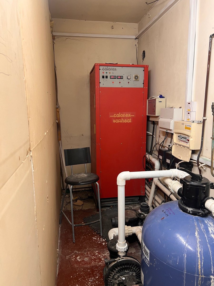 Water_Technics's tweet photo. Water Technics recently replaced an old Calorex Variheat II that was 20 years old. We installed a new Calorex Variheat III. Installation went smoothly. Luckily the side stud wall was removed prior as our first option route was not wide enough! https://t.co/C7pDY5uzRX