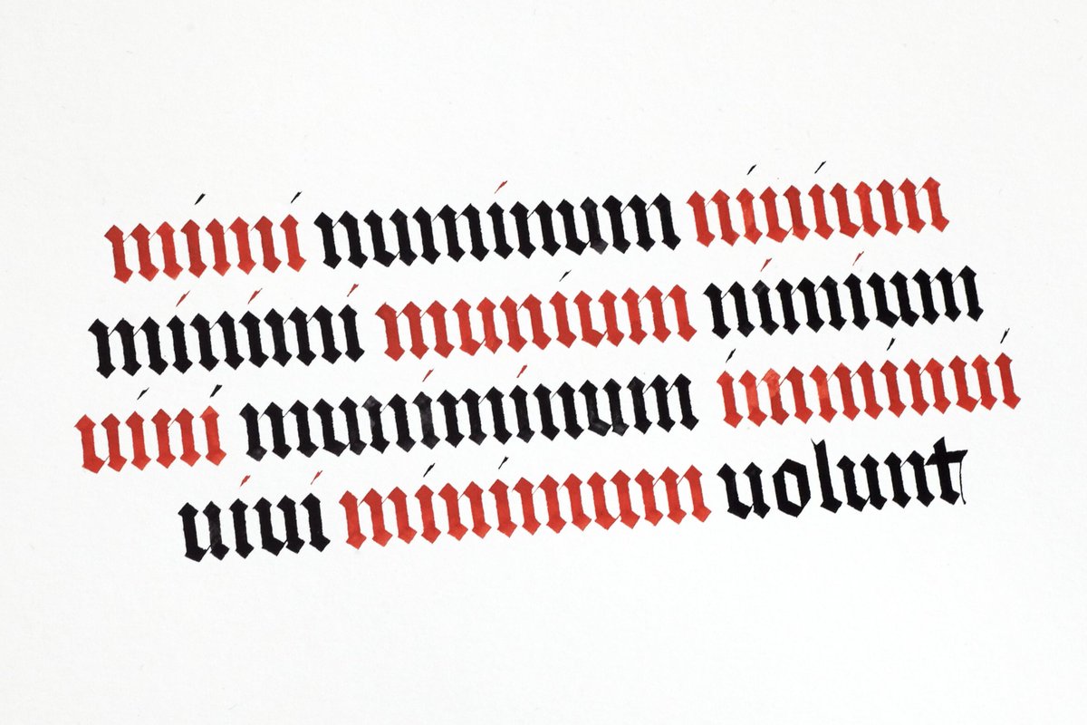 bachminski's tweet photo. Jeszcze raz textura quadrata: równolegle z rankingiem na najpiękniejsze pismo średniowiecza, wziąłem udział w instagramowym wyzwaniu autorstwa koleżanki po fachu, Agnieszki Węgrowskiej. Piszemy kaligraficzny żart z XIII wieku: "mimi numinum nivium minimi munium nimium vini muniminum imminui vivi minimum volunt".

Znam ten tekst bardzo dobrze, co roku zadaję go moim kursantom, znakomicie bowiem tłumaczy skąd wzięła się kropka (początkowo kreska) nad "i". 

Tak, kropkę nad "i" zawdzięczamy teksturze, przedtem jej nie było.