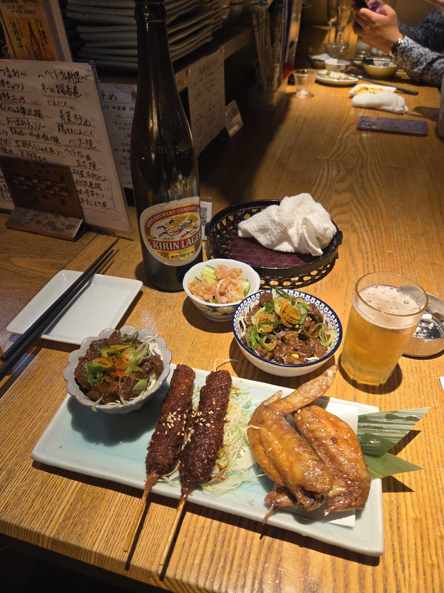 kyoshouokano's tweet photo. 少年達、イケオジと普通のおじの違いを知ってるかい？

一人飲みを出来るか出来ないかだ。

私は今日イケオジになった。

名古屋で憧れの一人飲みをしているのだ。

梅水晶、牛すじどて煮、名古屋名物セットというイケオジの選択をしたつもりが、どて煮がたくさん来た。

イケオジへの道は遠い。 https://t.co/hppY6WKany