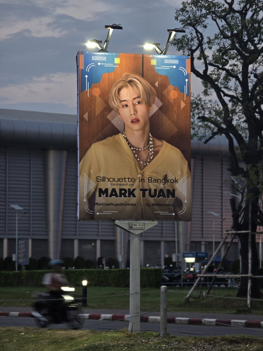 Suwanet15's tweet photo. ป้ายติดตั้งเสร็จหมดแล้วววว คุณเค้าหล่อมาก🫶💓🥳

#MarkTuanFanconBKK2026 
#TheShapeofYou_BKK 
#MarktuanprojectXบ้านหยุม https://t.co/US0L0E6txG