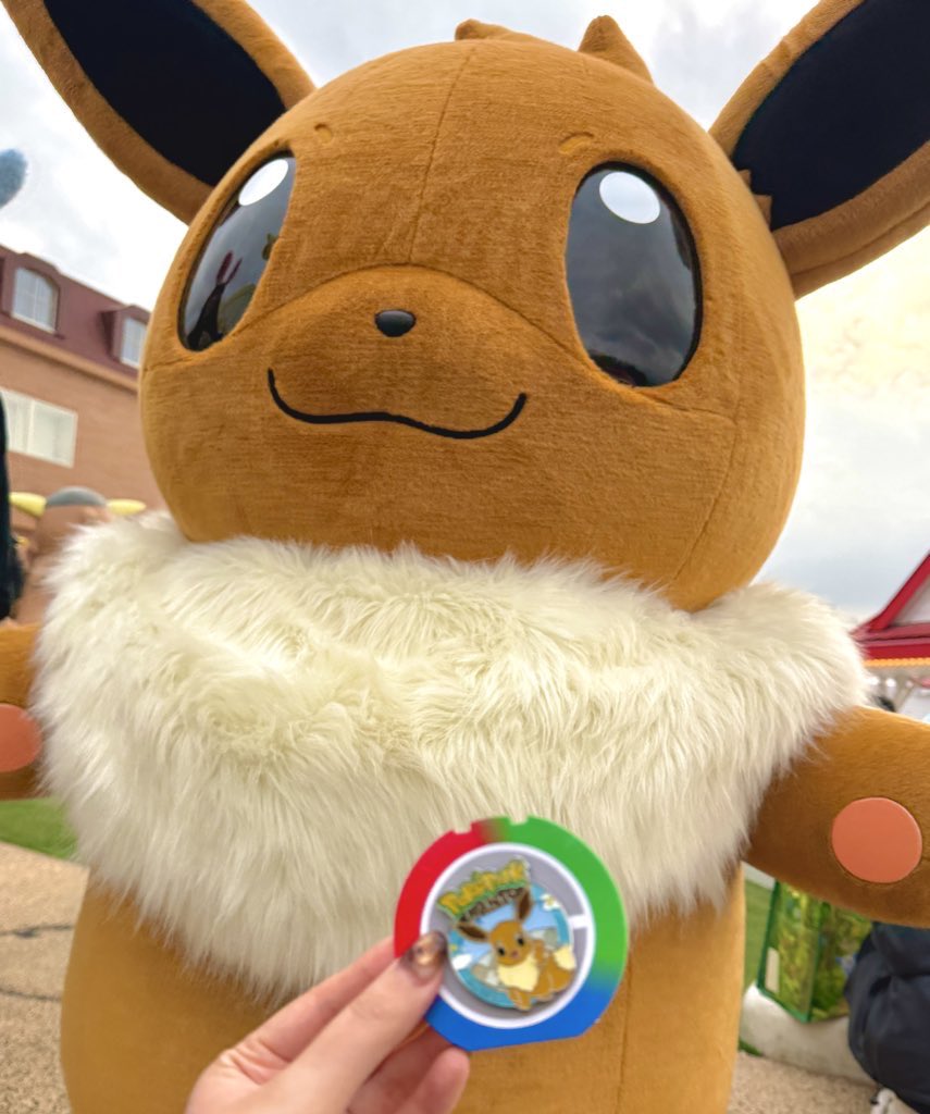 ポケパークで買ったピンバッジ開封してたら目の前を野生のイーブイが
