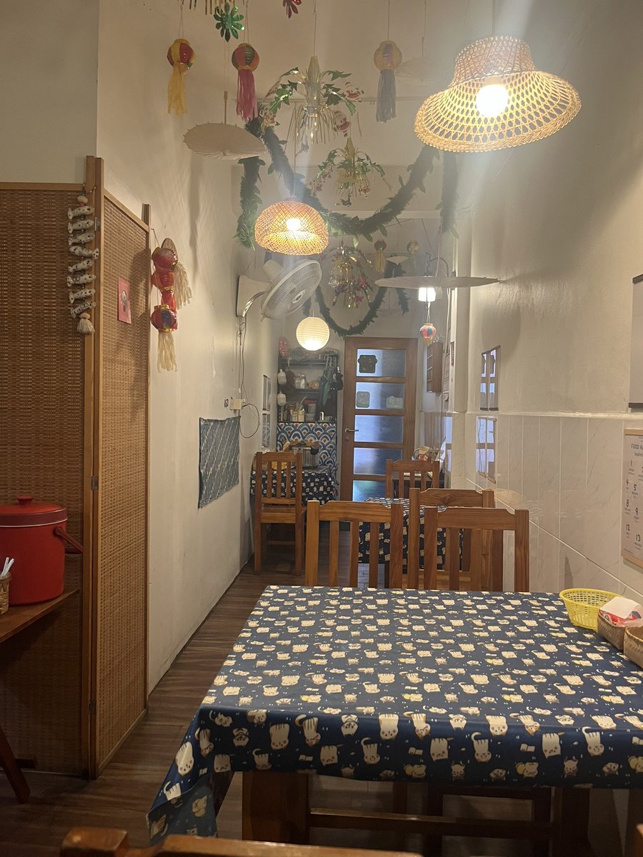 วันก่อนไปเจอร้านอาหารเหนือ ที่! อร่อย! อยู่ตรงซอยข้างหลังฟอร์จูน(mrt พระรามเก้า)แหละ✨✨✨

ร้านชื่อ 『คำปา』 เสิร์ชกูเกิ้ลแมปได้เลย เป็นร้านลับๆ หน้าร้านอยู่ติดตลาด หายากนิดนึงแต่อร่อย

ข้าวซอยคืออร่อยมาก! หอมเครื่องเทศมากๆ

ฮังเลก็อร่อย ไส้อั่วก็อร่อย ส่วนน้ำเงี้ยวของเพื่อน(ฮา)