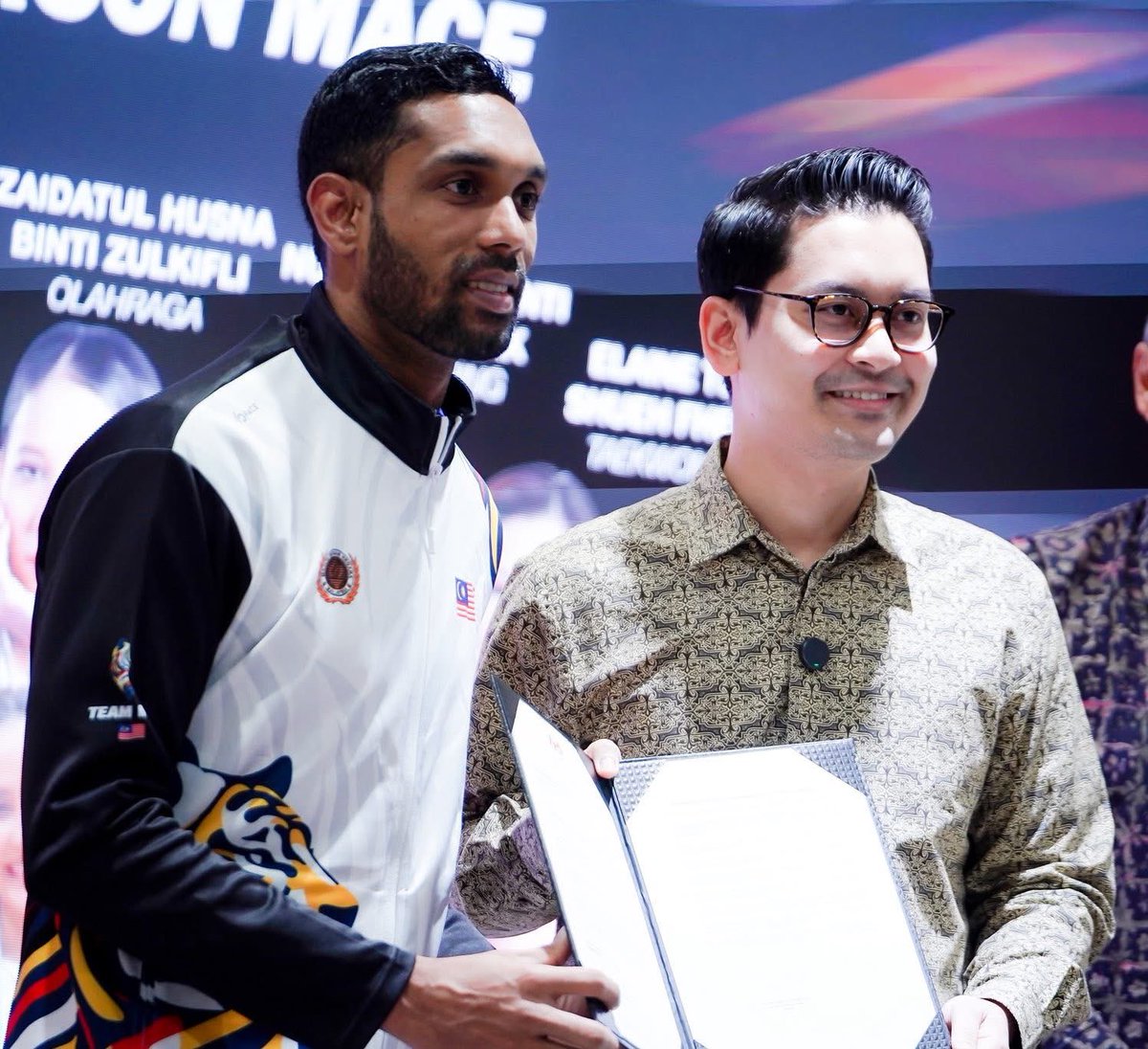 Sharmendran_'s tweet photo. eceived my official appointment as Malaysian Athlete Career and Education (MACE) Spokesperson from YB @taufiqjohari Minister of Youth and Sports. The appointment was handed over during the launch of MyAthlete Center, the first wellness center run by athletes for athletes in MSN. https://t.co/taUVyZ6Lbe