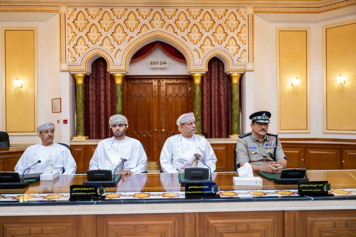 Muscat_EYE's tweet photo. سمو السيد بلعرب بن هيثم يترأس اجتماع المجلس البلدي لمحافظة مسقط 

 🔹 أول اجتماع يترأسه سموّه بعد تعيينه وزيرًا للدولة ومحافظًا لمسقط. 

🔸 اعتُمِدت خطة عمل المجلس لعام 2026م، والتي شملت التكامل المؤسسي مع الجهات الحكومية، والتواصل الميداني، وأولويات الولايات، ومتابعة المشروعات التنموية، وتنمية رأس المال البشري، ورفع كفاءة الأداء.

#عين_مسقط