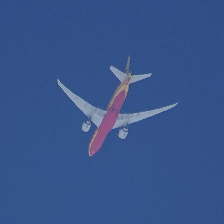 ponta70718103's tweet image. 今日の #freighter #エアカーゴ #上空通過機
雲がかかってたのでお尻しか見えなかった。日南で撮ったから北行きの便はほぼ真上を飛ぶ。
・K4 241便B777-F(N776CK)  HKG→ANC  31,000ft.
#KalittaAir #CKS #DHL 
・5Y8523便B747-400F(N492MC)  HKG→ANC  33,000ft.
#AtlasAir #GTI
