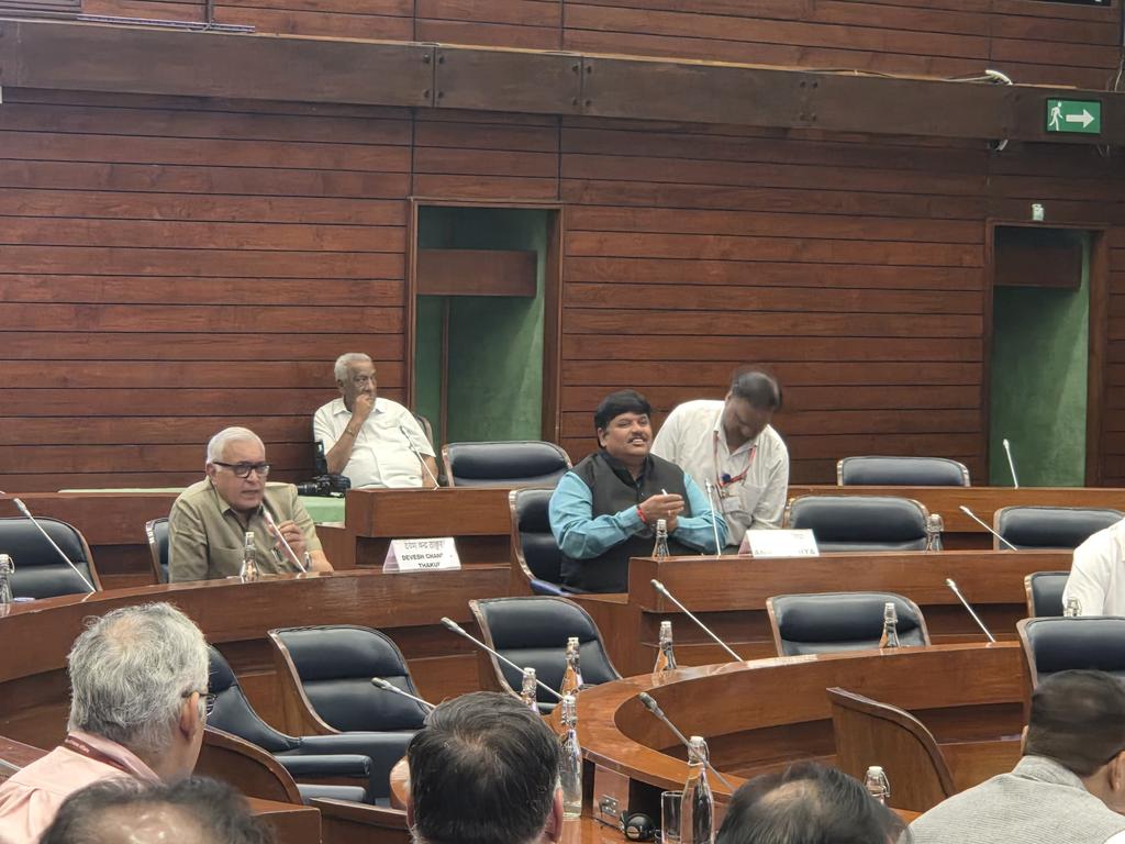 bjpanilfirojiya's tweet image. आज संसद भवन के संसदीय सौध में परिवहन पर्यटन एवं संस्कृति संबंधी समिति की बैठक में सम्मिलित हुआ और सचिव सड़क परिवहन एवं  राजमार्ग मंत्रालय एवं अध्यक्ष भारतीय राष्ट्रीय राजमार्ग प्राधिकरण के साथ बैठक कर रोपवे उज्जैन के लिए बात हुई एवं!

#sansad #parivahan #rood #national