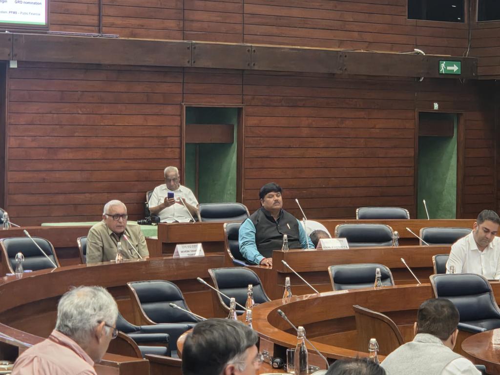 bjpanilfirojiya's tweet image. आज संसद भवन के संसदीय सौध में परिवहन पर्यटन एवं संस्कृति संबंधी समिति की बैठक में सम्मिलित हुआ और सचिव सड़क परिवहन एवं  राजमार्ग मंत्रालय एवं अध्यक्ष भारतीय राष्ट्रीय राजमार्ग प्राधिकरण के साथ बैठक कर रोपवे उज्जैन के लिए बात हुई एवं!

#sansad #parivahan #rood #national