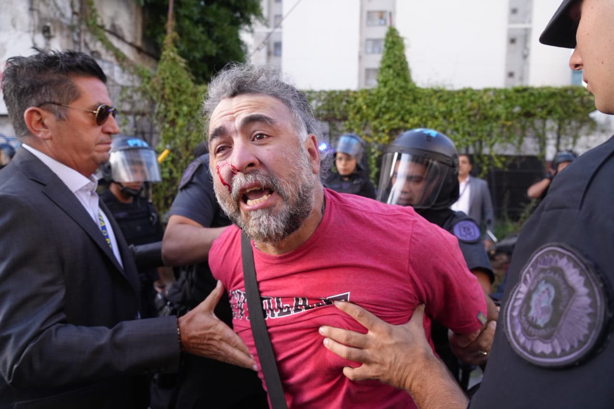 radiografica893's tweet photo. Represión en Congreso a una protesta de Greenpeace y ataque a la prensa, fueron detenidos manifestantes y un camarógrafo de A24.

Fotos de Pepe Mateos (@pepemateos2006) https://t.co/g6v3nFspYH