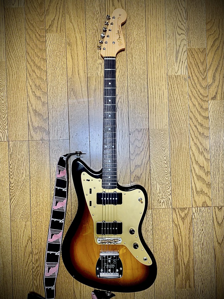 mikear358's tweet photo. While Keith lost his skull ring and Gibson released those 100 limited edition 355s, I was busy acquiring my second Jazzmaster. This will likely be the final single-coil guitar of my life.
#fender 
#jazzmaster https://t.co/yRPiq9yZ6c