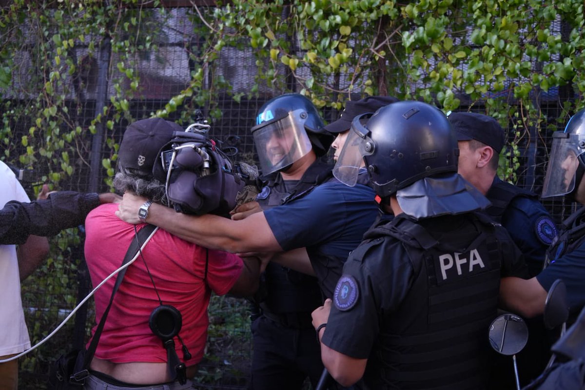 radiografica893's tweet photo. Represión en Congreso a una protesta de Greenpeace y ataque a la prensa, fueron detenidos manifestantes y un camarógrafo de A24.

Fotos de Pepe Mateos (@pepemateos2006) https://t.co/g6v3nFspYH