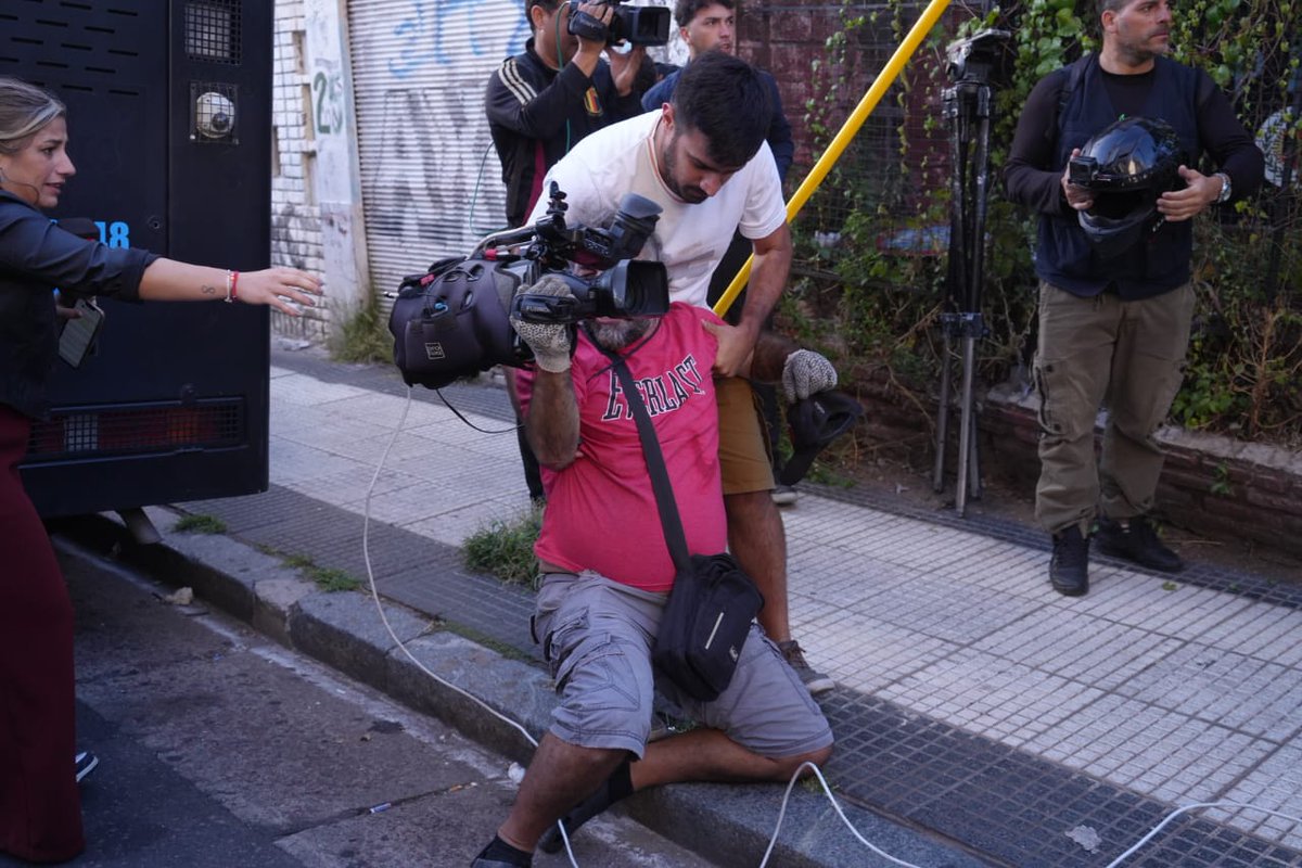 Represión en Congreso a una protesta de Greenpeace y ataque a la prensa, fueron detenidos manifestantes y un camarógrafo de A24.

Fotos de Pepe Mateos (<a href="/pepemateos2006/">pepe mateos</a>)
