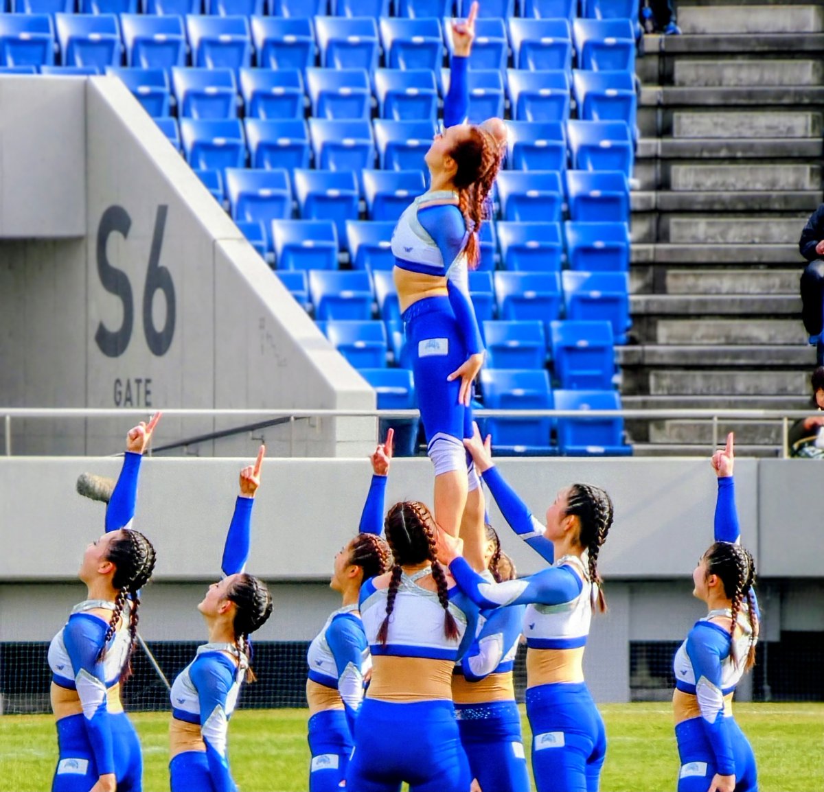 hapo09's tweet photo. 2月14日、熊谷ラグビー場。試合前、#MissBlue さんの決めポーズ。#埼玉ワイルドナイツ https://t.co/hLyr1M0IPp