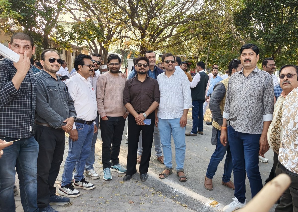 #Jalaun 
#JusticeForTeachers
#NoTetBeforeRteAct
सभी शिक्षक साथियो ने अपने जनपद के मुख्यालय पर धरने में शामिल होकर अपनी आवाज को बुलन्द करके जिलाधिकारी के माध्यम से मा प्रधानमन्त्री जी को ज्ञापन प्रेषित किया 
<a href="/DrDCSHARMAUPPSS/">Dr Dinesh Chandra Sharma</a>
<a href="/pmo/">pmo</a> <a href="/narendramodi/">Narendra Modi</a> <a href="/dpradhanbjp/">Dharmendra Pradhan</a> <a href="/jayantrld/">Jayant Singh</a>