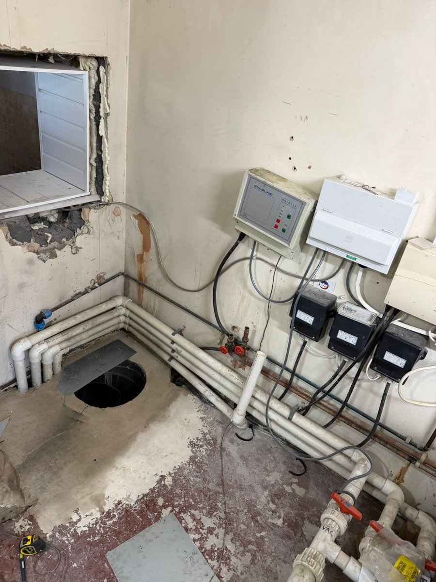 Water_Technics's tweet photo. Water Technics recently replaced an old Calorex Variheat II that was 20 years old. We installed a new Calorex Variheat III. Installation went smoothly. Luckily the side stud wall was removed prior as our first option route was not wide enough! https://t.co/C7pDY5uzRX