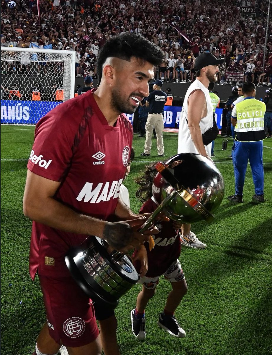 joakitooo10's tweet photo. Daría cualquier cosa por volver a vivir ese día, y hoy tenemos la posibilidad de repetirlo.

De corazón granate te lo pido 🙏🏻🇱🇻 https://t.co/fOWo4cQkIW