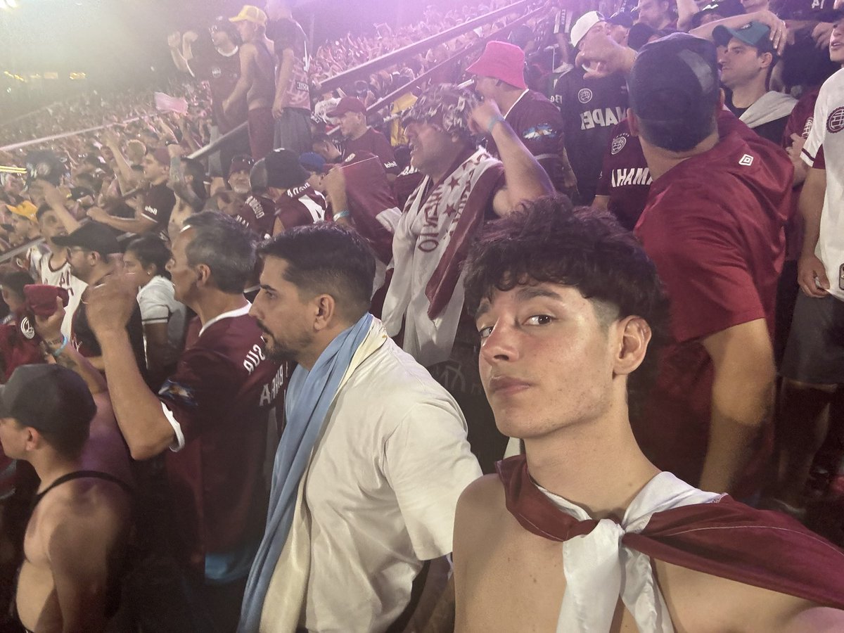 joakitooo10's tweet photo. Daría cualquier cosa por volver a vivir ese día, y hoy tenemos la posibilidad de repetirlo.

De corazón granate te lo pido 🙏🏻🇱🇻 https://t.co/fOWo4cQkIW