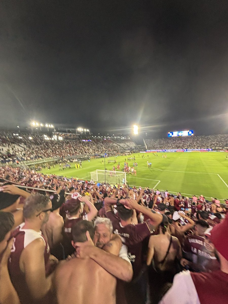 joakitooo10's tweet photo. Daría cualquier cosa por volver a vivir ese día, y hoy tenemos la posibilidad de repetirlo.

De corazón granate te lo pido 🙏🏻🇱🇻 https://t.co/fOWo4cQkIW