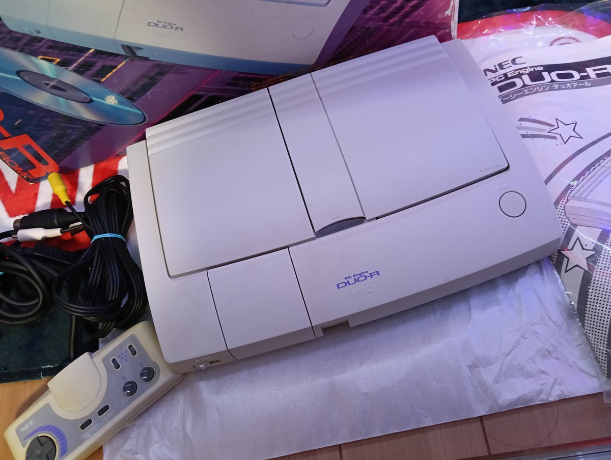 動作未確認でACアダプタないけど買っちゃった🙂
コントローラは変色してるけど本体は綺麗で良かった😊
多分CDの方は読み込まないよな…修理出来るスキルないしHuカードのほうで遊べばいいか︎︎👍まずはACアダプタ買わねば