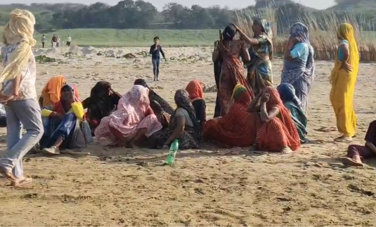 jmdnewsflash's tweet image. #Jalaun के कुठौंद थाना क्षेत्र में यमुना नदी में नहाने गए तीन युवकों को कुलदीप ने बहादुरी दिखाते हुए बाहर निकाला। लेकिन तीनों की जान बचाते समय कुलदीप खुद डूब गया। स्थानीय गोताखोर और पुलिस की टीम तलाश में जुटी। घटना से इलाके में हड़कंप मचा।

#Jalaun #HeroicAct #RiverAccident