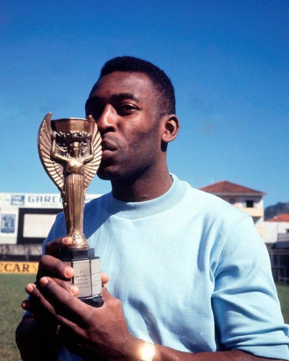 futnostalgico's tweet photo. Desde a criação da Copa do Mundo, 471 jogadores foram campeões:

📊450 jogadores: venceram 1 copa

📊20 jogadores: venceram 2 copas

📊1 jogador: venceu 3 copas (Pelé)

Nostálgico! https://t.co/d2MY5ImTN4