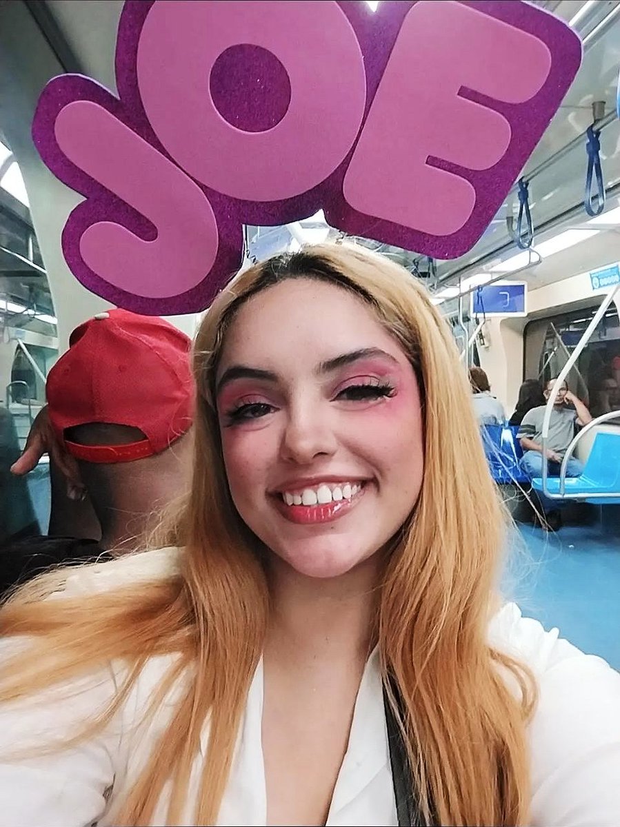 themiladias's tweet photo. Estarei novamente andando assim no metrô para ver os Jonas pela quinta vez, a vida PRESTA https://t.co/Lx7d6FpgZ7