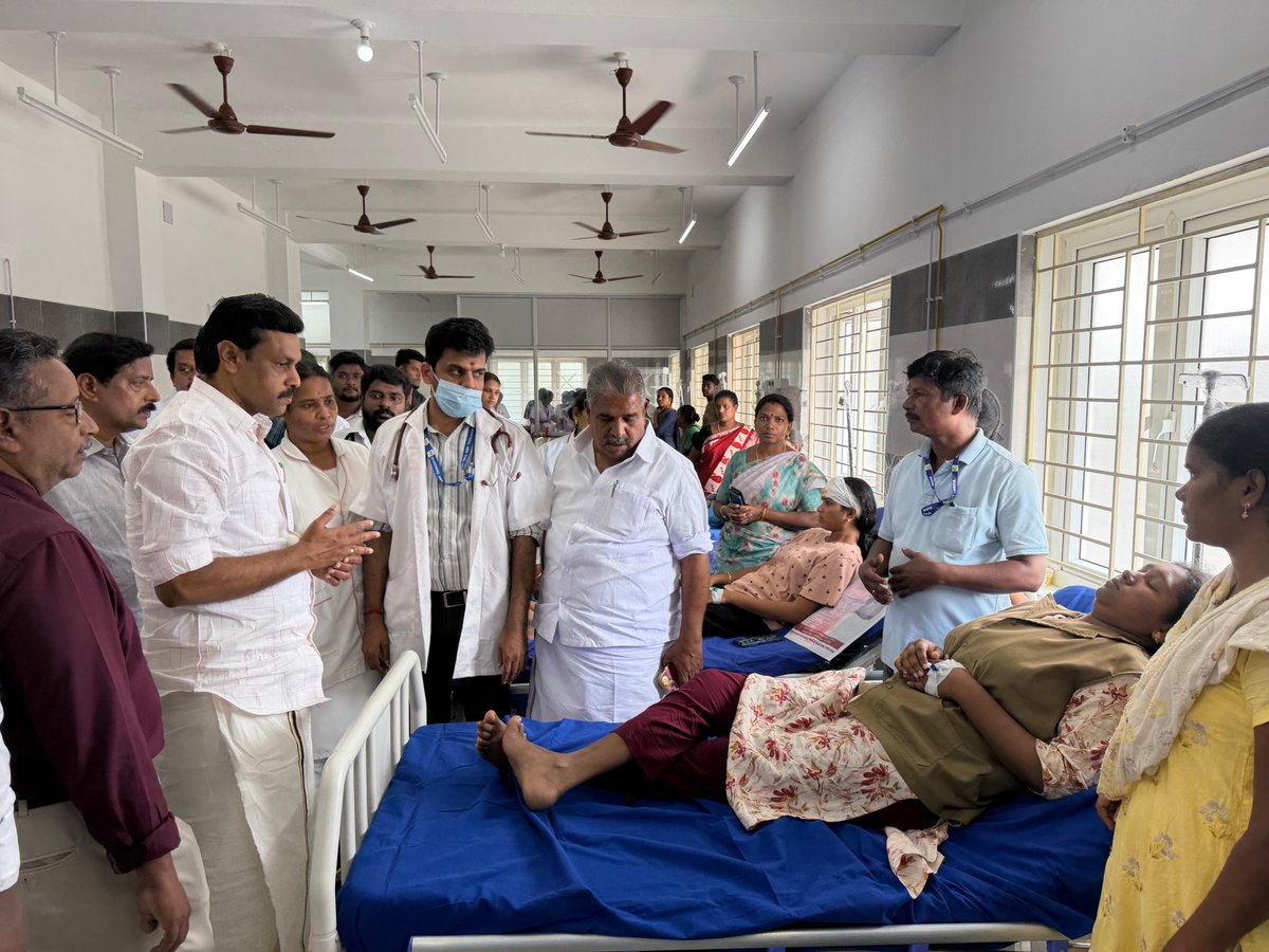 மன்னார்குடி தனியார் கல்லூரி பேருந்து வடசேரி அருகே விபத்து ஏற்பட்டு பட்டுக்கோட்டை அரசு மருத்துவமனையில் சிகிச்சை பெற்று வரும் கல்லூரி மாணவிகளை தஞ்சை நாடாளுமன்ற உறுப்பினர் திரு.<a href="/Murasoli_tnj/">Murasoli S</a> அவர்கள் நேரில் சென்று பார்வையிட்டு ஆறுதல் தெரிவித்தனர் 

#DMKThanjavur