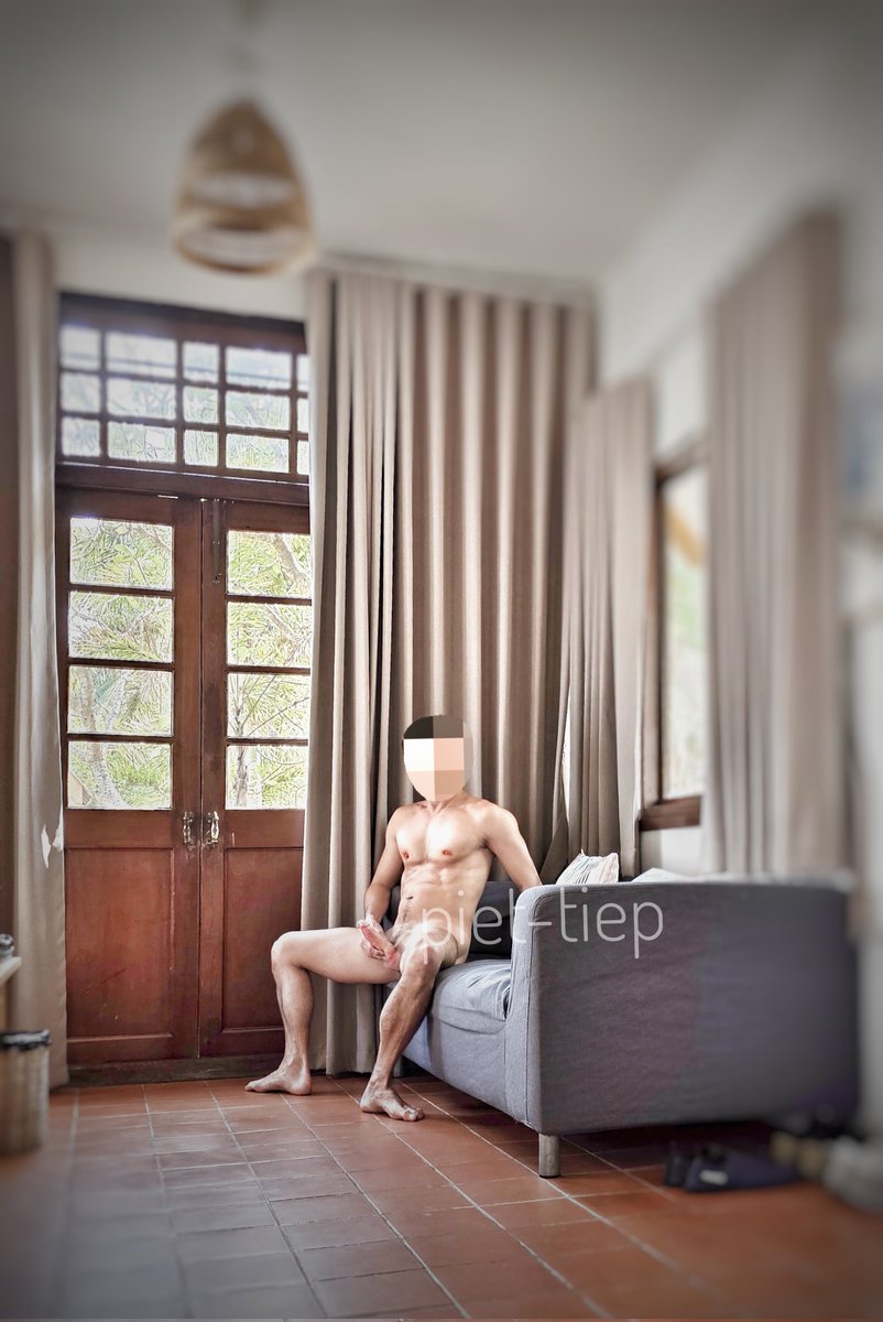 plqqlpplq's tweet photo. In a living room https://t.co/wHlaG6Ae2D