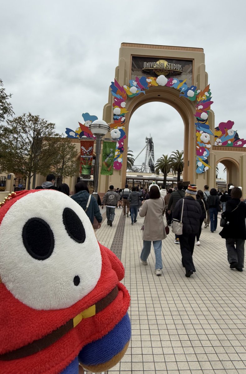 uta_snowest's tweet photo. ディスカバーユー仕様のゲートにほれぼれしているようにみえるヘイホー

#USJファン https://t.co/eeCXYF89BA