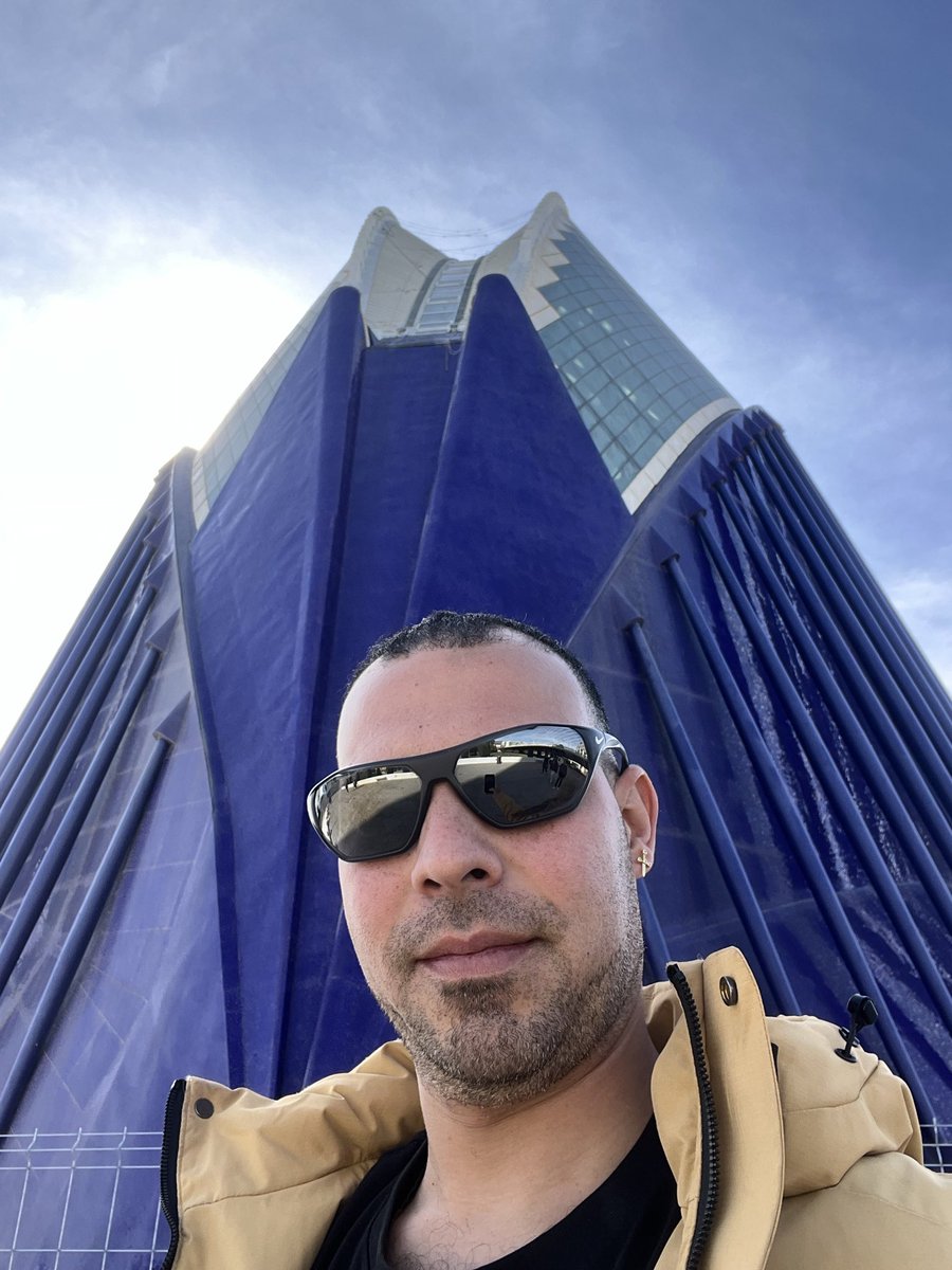 ErrezetaLuis's tweet photo. Un marciano en Valencia https://t.co/tEVSmHFaq7