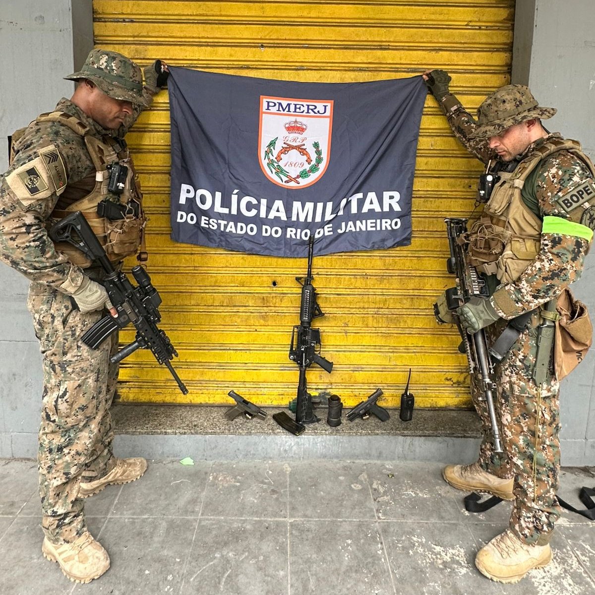 NOVAS IMAGENS | APREENSÃO NO COMPLEXO DA MARÉ

Equipes do #BOPE, a partir de informações de inteligência da #SSI, realizaram uma importante apreensão nesta quinta-feira (26/2), na Baixa do Sapateiro, no Complexo da Maré.