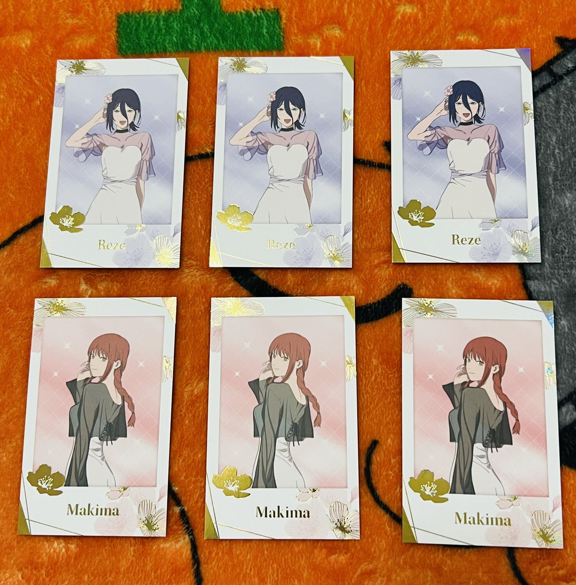 プリンスホテルのトレーディングカードのレアバージョンのレゼとマキマ