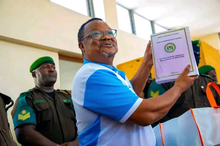 lucas_ngoto's tweet photo. Mwaka 2017 mhe Lisu alipigwa risasi akiwa maeneo ya serikali
Nikiwa mkt wa chadema w ya Tarime niliongoza maombi ya kumuombea kwa Mungu amponye.Tunamshukuru Mungu hata na hili ambalo linafanana na lile atamuepusha nalo make yote ni kifo.lile shambulio lililenga kifo na hili pia https://t.co/972t0EEbUo