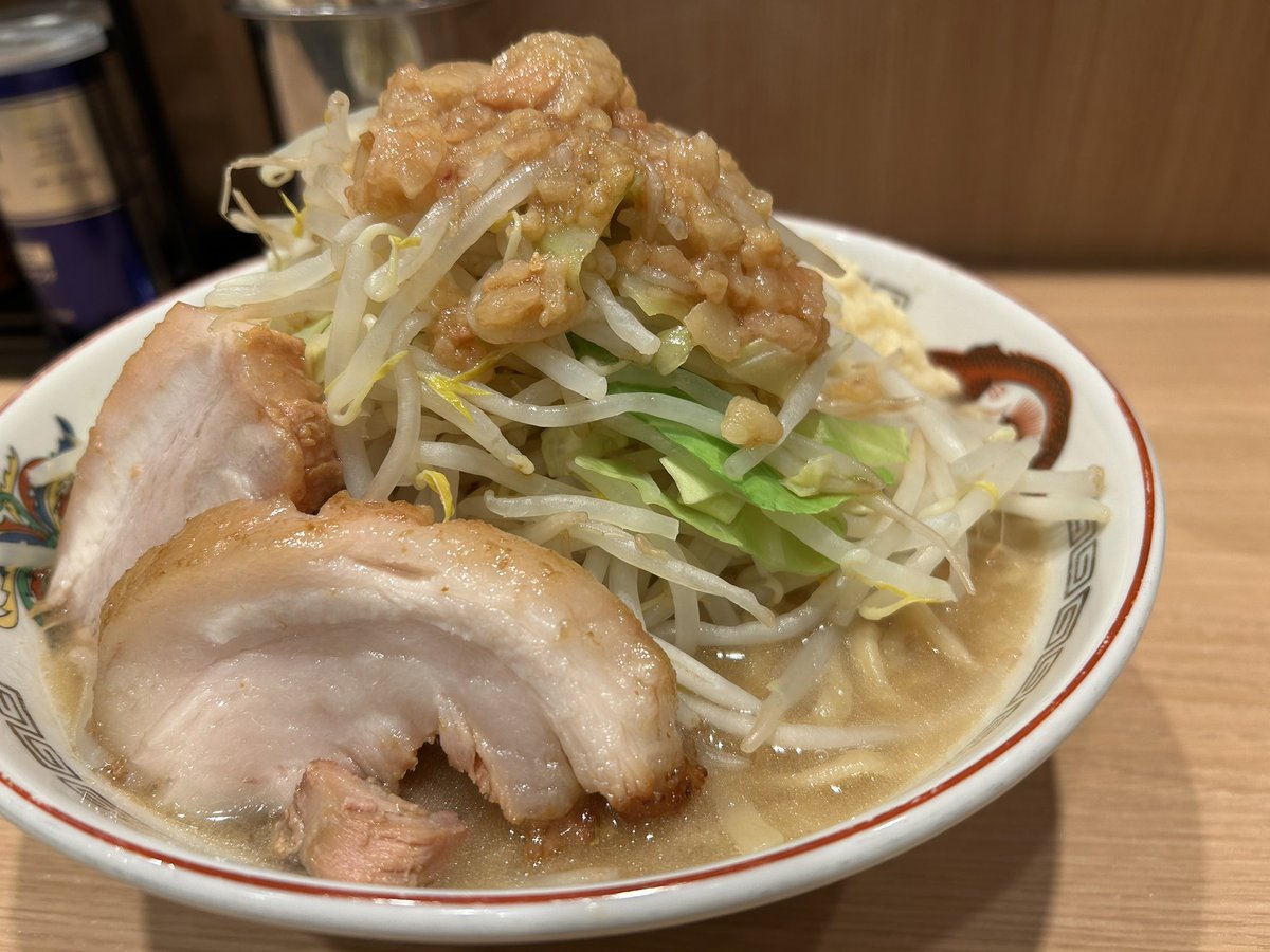 豚山小ラーメン1,000円 全マシ麺やわめ。なんとなくぶっ豚の方が味がハッキリしてる気がするのは気のせいか？