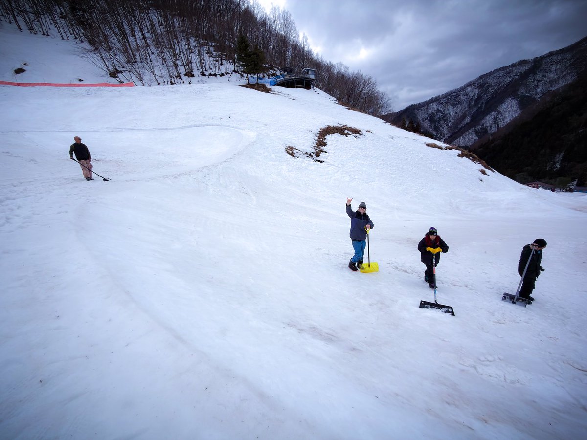 HiiikaaaluuuT's tweet photo. 雪は目まぐるしく溶けてますが、コース造成はどんどん進んでます。

雪解けに合わせてコース内容を調整しながら、それでもクオリティとスタイルと遊び心を込めて、来てくれる人達の笑顔の為に全力のMINAKAMI BASE

SALMON ARMSのボス・ニックもカナダから造成に合流してます。
もちろん当日も一緒に盛り上げてくれます。
@whitevalleyski | @MINAKAMIBASE