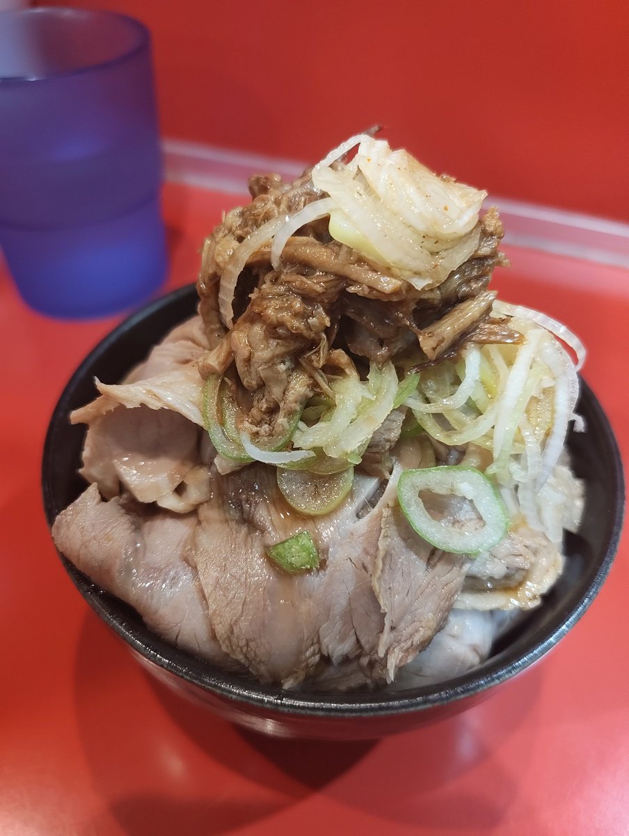 Numa33333's tweet photo. 桐龍久喜店
きりちゃんらーめん

前回購入し忘れた生姜を購入❗これは間違いないヤツだ✨豚と葱増しは必須かも👍
本当に美味しい😄

薄切りの豚でご飯を巻いて食べると最高😁
大満足でした✨

そして久しぶりの結麺が嬉しかった😄
ありがとうございます🙏 https://t.co/49gzMWy7pA