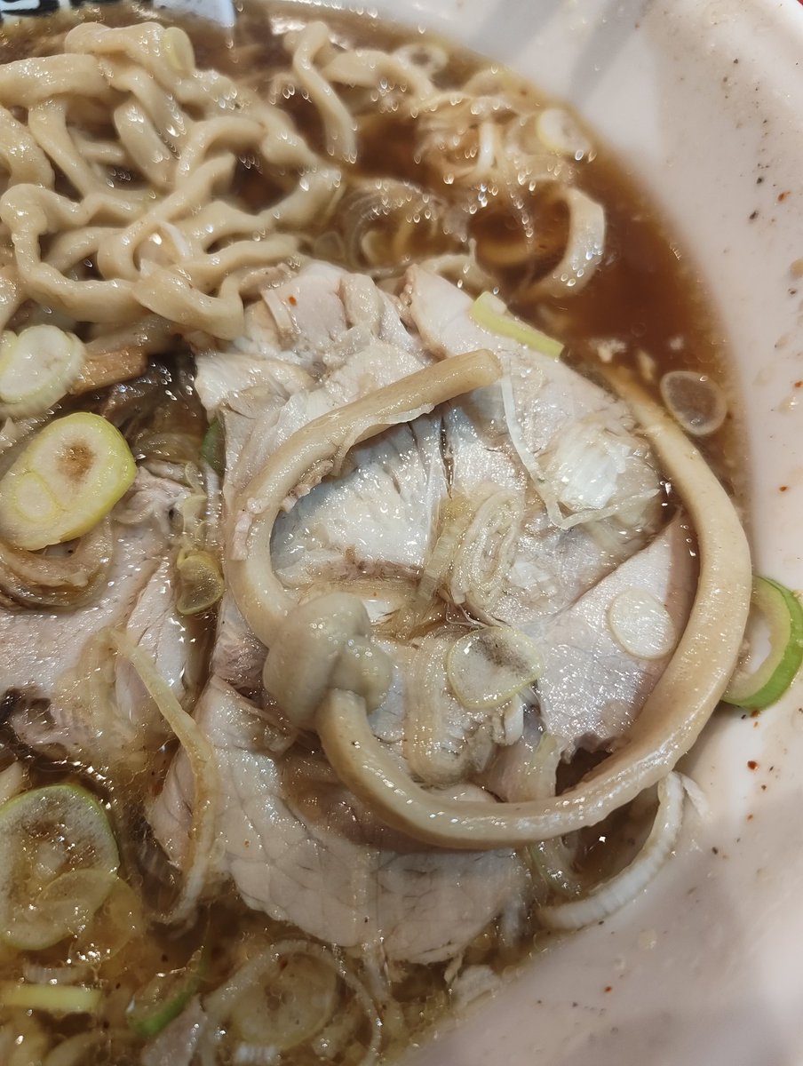Numa33333's tweet photo. 桐龍久喜店
きりちゃんらーめん

前回購入し忘れた生姜を購入❗これは間違いないヤツだ✨豚と葱増しは必須かも👍
本当に美味しい😄

薄切りの豚でご飯を巻いて食べると最高😁
大満足でした✨

そして久しぶりの結麺が嬉しかった😄
ありがとうございます🙏 https://t.co/49gzMWy7pA