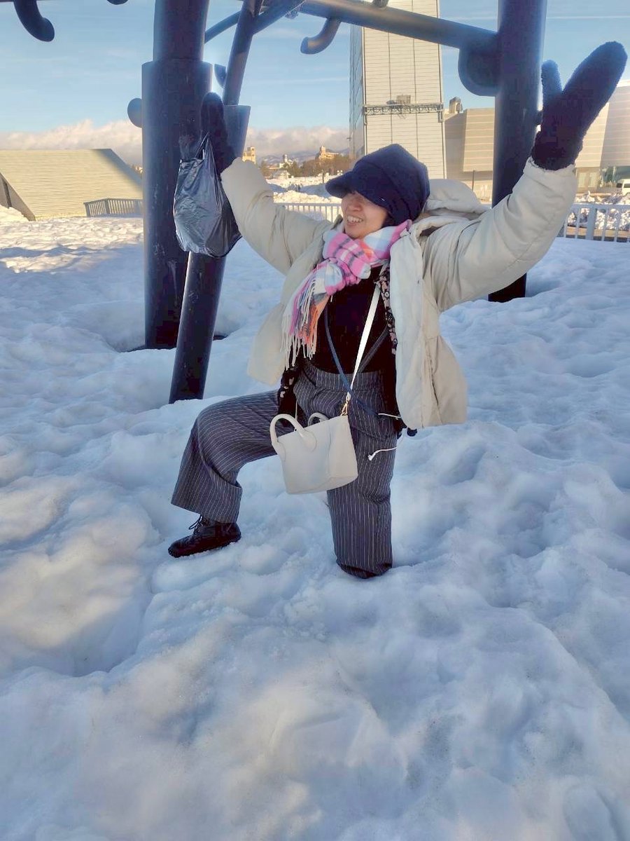 夫氏・やっさん・さっちゃんの４人でキュンパス日帰り青森旅した🍎
八食センターの七厘村はタクって早めに行って大正解！めちゃ混み！
八戸→青森に移動したら雪具合全然違くて、大丈夫だと思って歩いた場所で膝まで埋まった😂危険やばい
弾丸旅で楽しかったから来年もまたやりたい💕