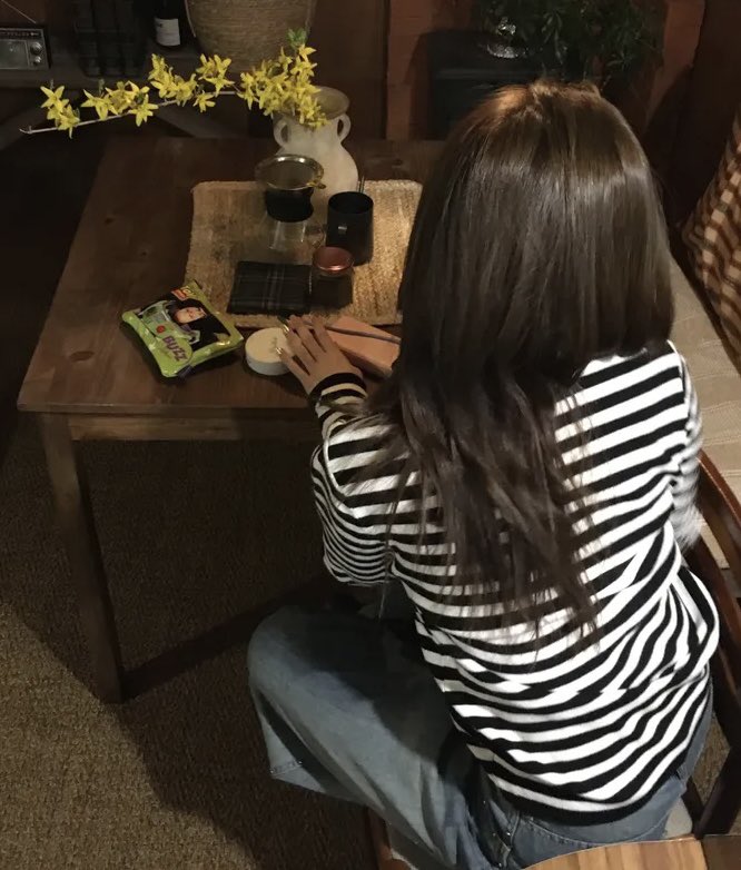 sennaw2v's tweet photo. 스트라이프 헨리넥 티인데 그냥 기본티는 내복같고 밋밋하다<<싶으면 요런거 추천! 
하나 있으면 정말 잘 입어져요,, 
요기에 트레이닝 팬츠 입고 모자 푹 쓰고 뚜벅뚜벅 스카 가는거임

https://t.co/mtqe2a1GtL https://t.co/jRFdXhmt4b