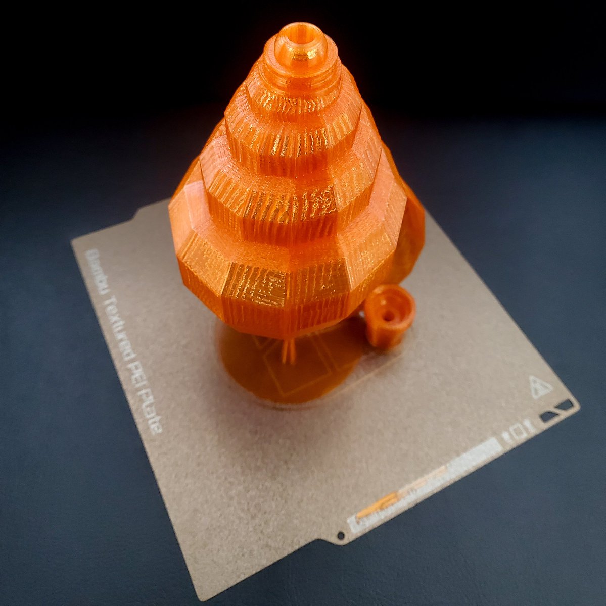 hoge_coc's tweet image. 今、話題再沸騰のデジタルホラ貝。データ公開ありがとうございます！

Bambu Lab A1 mini 0.4mmノズル、74%縮小サイズならサポートが3本とも残り、同プリンターで可能な最大のホラ貝が印刷できる事を確認。おお、美しい…

Polymaker HT-PLA 白色と、eSun PETG-Basic 橙色。
#3DP