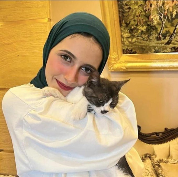 الشهيدة الدكتورة بيسان حلاسة استُشهدت بعد أن قتل الاحتلال 12فردًا من عائلتها، بينهم والدتها وإخوتها وجدتها وأبناء عمها. كانت بيسان، ذات الـ19 عامًا، طالبة طب في سنتها الثالثة، تحب القطط والآيس كريم والقراءة، وتحمل أحلامًا كثيرة لم تُمهلها الحياة لتحقيقها.

وقبل استشهادها كتبت: